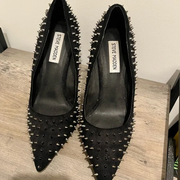 BLACK STUDDED STEVE MADDEN PUMPS - Picture 2 of 2